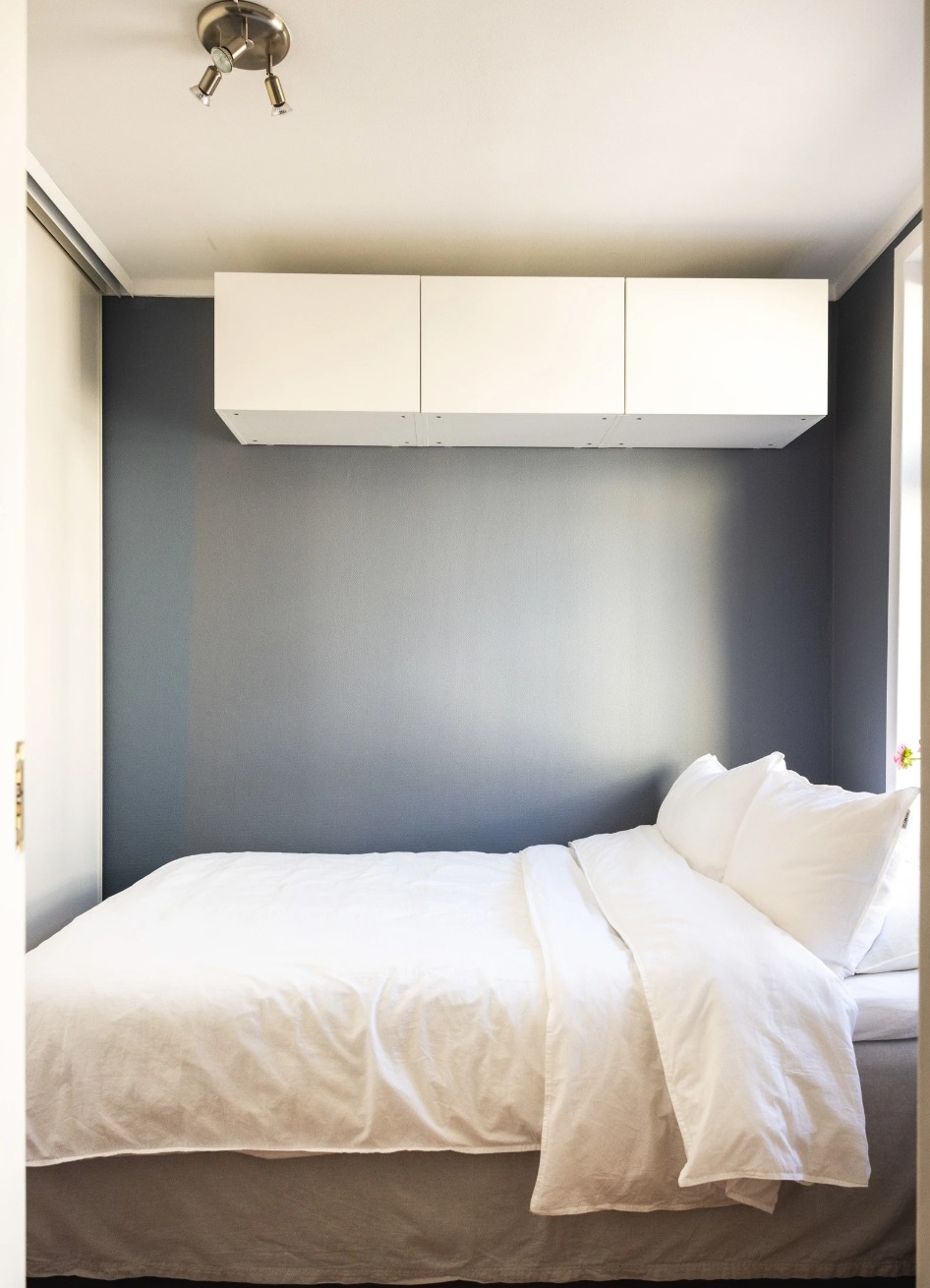 Soverom 1 med dagens innredning (dobbeltseng og svært(!) dypt klesskap). Skap kan reduseres om det ønskes mer plass til annen innredning.